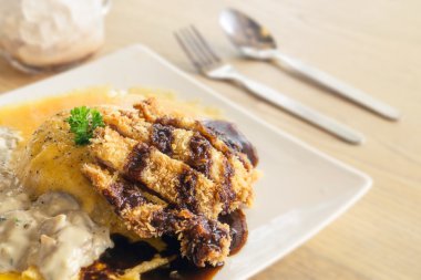 Tonkatsu Japon derin kızarmış domuz pirinç ve yumurta ile