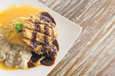 Tonkatsu Japon derin kızarmış domuz pirinç ve yumurta ile