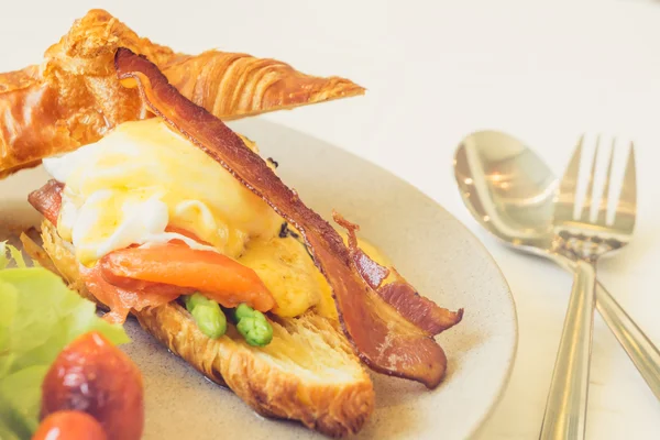 Salmón benedicto huevo y croissant — Foto de Stock