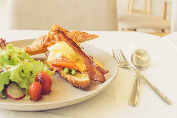 Salmón benedicto huevo y croissant — Foto de Stock