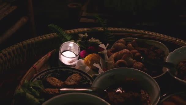 Traditioneel Eten Houten Dienblad Als Diner Maaltijd Met Kaarslicht Nachts — Stockvideo