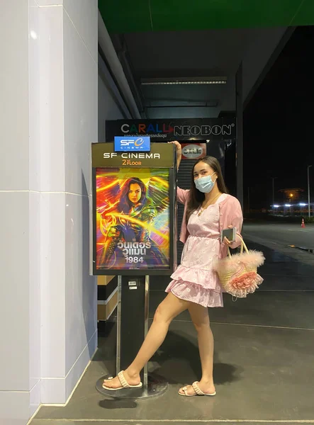 Trang Thailand December 2020 Jonge Aziatische Vrouw Fotografeert Met Ww84 — Stockfoto