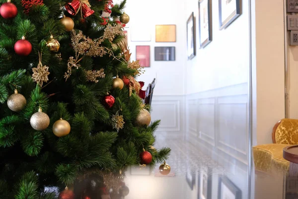 Decoración Del Árbol Navidad Con Regalos Colgantes Dentro Casa Lujo — Foto de Stock