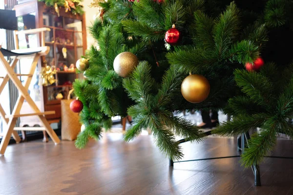 Decoración Del Árbol Navidad Con Oro Bola Roja Brillante Dentro — Foto de Stock
