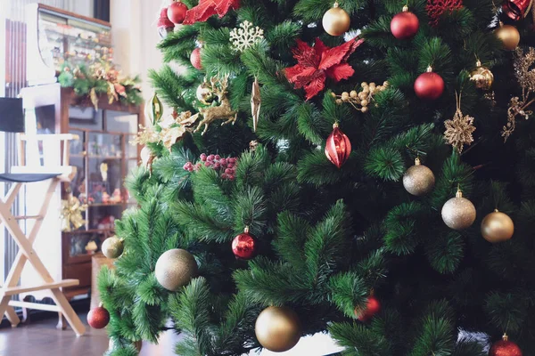 Noel ağacı süslemesi. Lüks evde asılı oyuncaklar ve hediyeler.