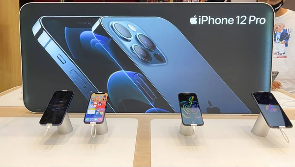 Trang, Tayland Ocak - 3, 2021: Dağıtım merkezinde yeni sürüm iPhone 12 serisi
