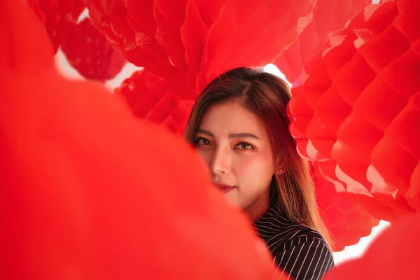 Close Young Beautiful Asian Woman Hanging Red Chinese Lanterns District — Stock Photo, Image