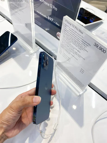 Trang, Tayland Aralık - 6, 2020: Müşteri iphone 12 pro maksimum (yeni pasifik mavi renk) ile dağıtım merkezinde bilgi ile karar vermeyi deneyin