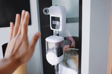 El tarama sıcaklığı ve otomatik el jeliyle temizlik. 