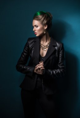 Deri ceketli kadın.