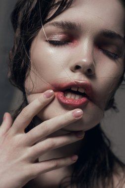 Konu yüzündeki kızla