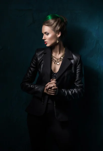 Mulher de jaqueta de couro — Fotografia de Stock