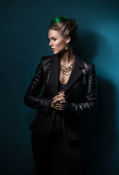 Mulher de jaqueta de couro — Fotografia de Stock