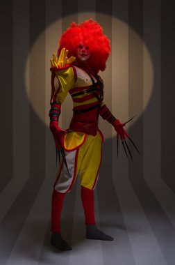 Uzun boylu şeytani palyaço