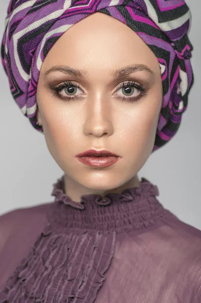 紫の服の女性の肖像画 — ストック写真