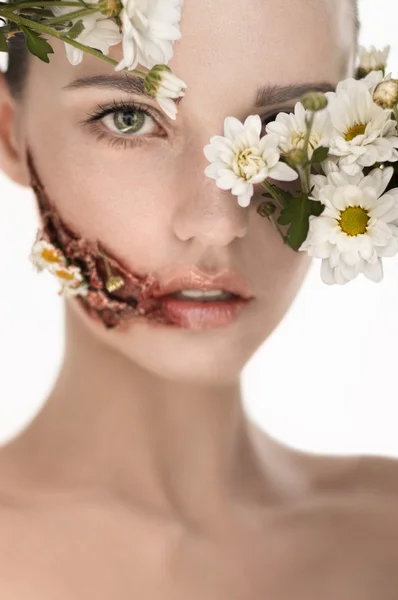 Mädchen mit Wunde und Blumen — Stockfoto