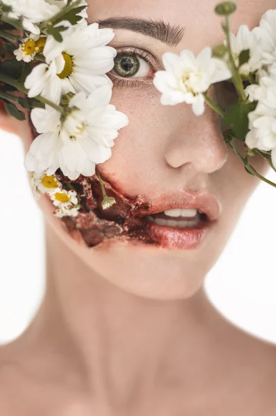 Menina com ferida e flores — Fotografia de Stock