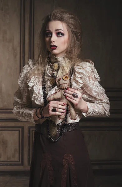 Bruxa mulher com maquiagem sangrenta — Fotografia de Stock