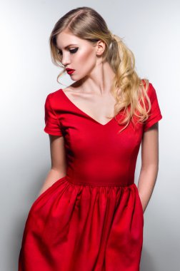 Kırmızı elbiseli kız.