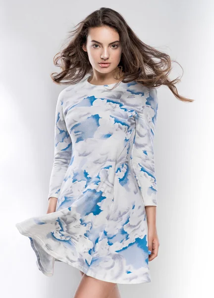 Flicka i molnigt klänning — Stockfoto