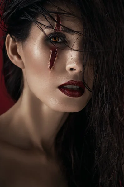 Vrouw met litteken op gezicht — Stockfoto