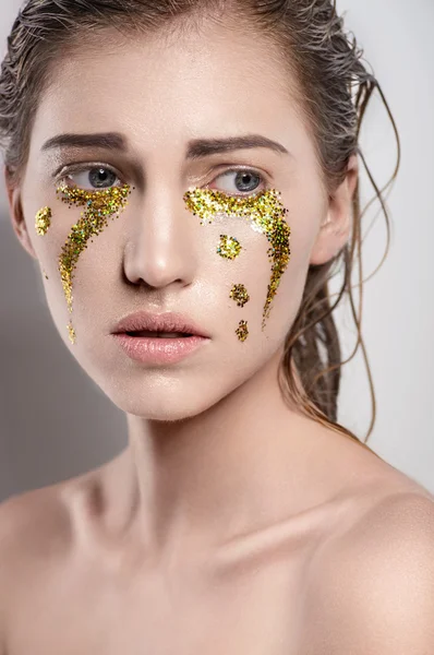 Flicka med gyllene tår droppar — Stockfoto