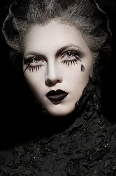 Mulher com maquiagem escura expressiva — Fotografia de Stock