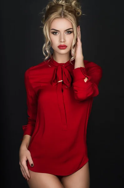 Blondynka w red Blouse czerwona bluzka — Zdjęcie stockowe