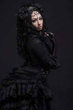 vintage siyah elbiseli kadın portresi