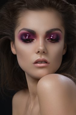 Mor makyaj gözleri kadınla