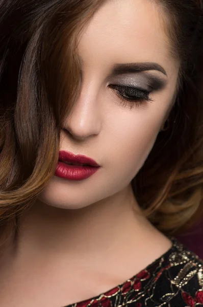 Kvinna med uttrycksfulla röda läppar — Stockfoto