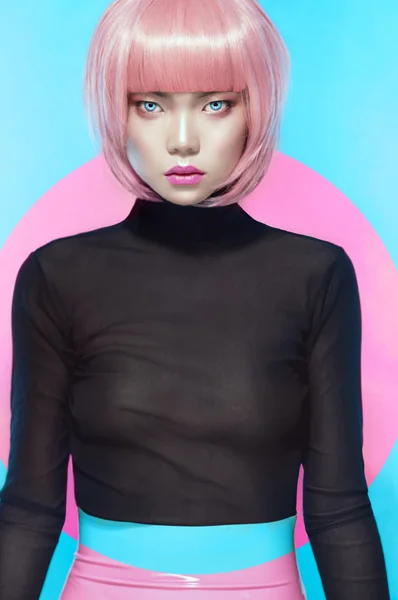 Flicka med rosa frisyr i sexiga bodysuit — Stockfoto