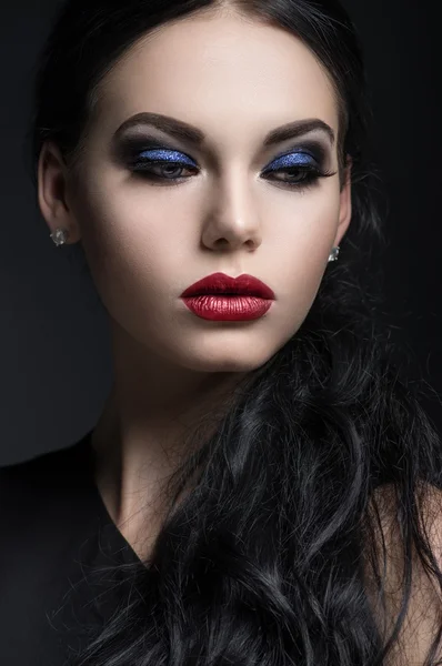 Ung flicka med uttrycksfulla makeup — Stockfoto
