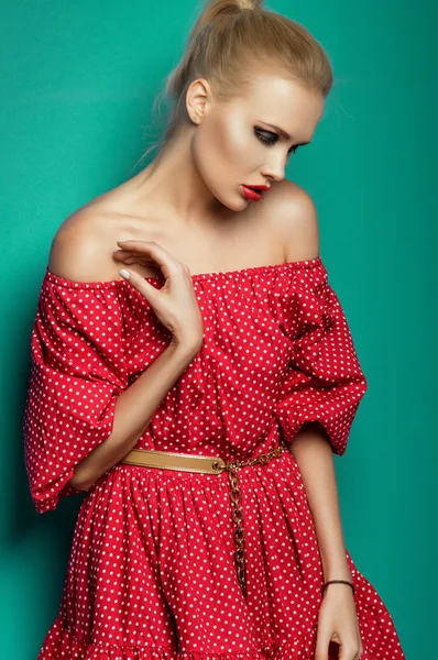 Menina loira em vestido vermelho — Fotografia de Stock