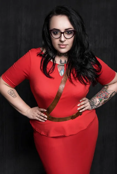 Vrouw in glazen met tattoo op borst — Stockfoto