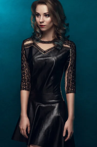 Mädchen im schwarzen sexy Kleid — Stockfoto