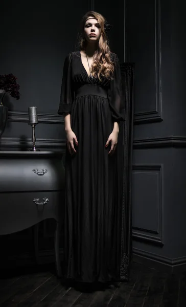 Νεαρή γυναίκα με μαύρο φόρεμα — Φωτογραφία Αρχείου
