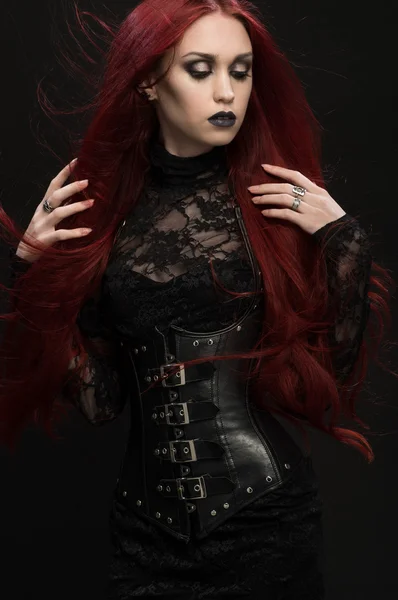 Vrouw in zwarte gothic kostuum — Stockfoto