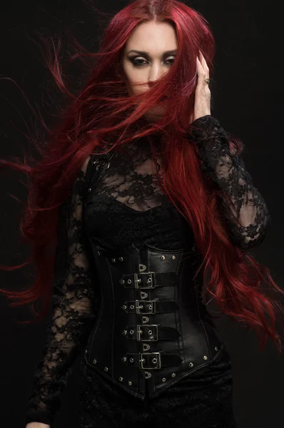 Femme en costume gothique noir — Photo