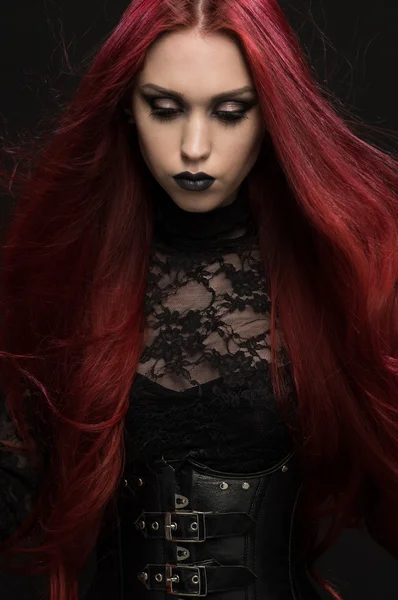 Frau im schwarzen Gothic-Kostüm — Stockfoto
