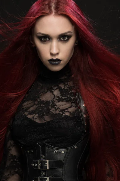 Žena v černém gotický kostým — Stock fotografie
