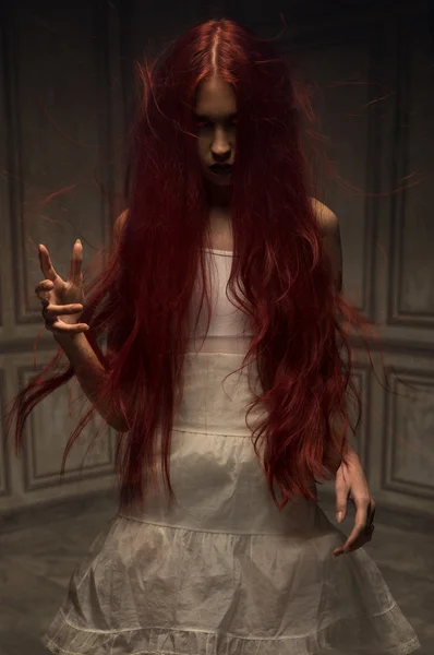 Röd haired zombie kvinna — Stockfoto