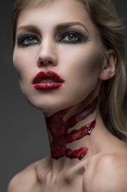 Güzel bir kadının yakın portresi.