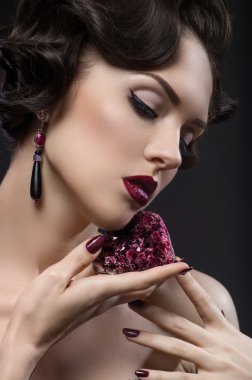 Kadın yarı değerli taş ile poz