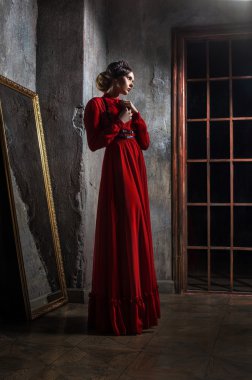 İçinde güzel kadın 