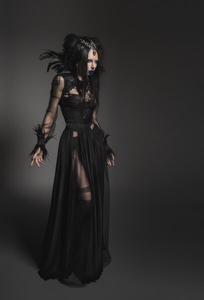 Женщина в сказочном костюме
