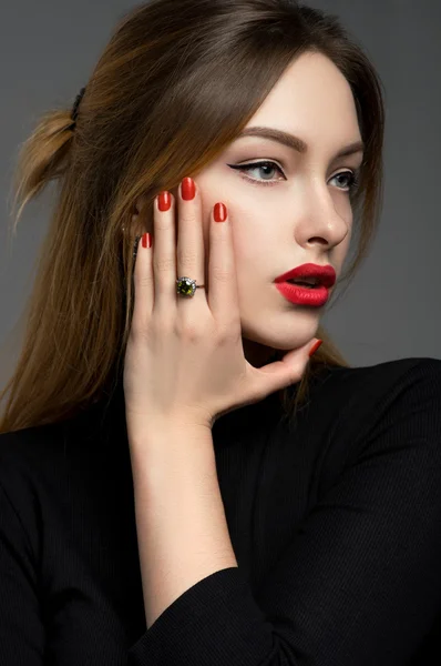 Femme sexy avec des lèvres rouges — Photo