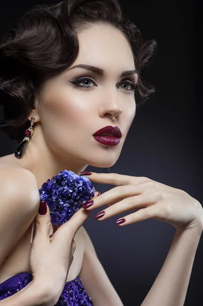 Kvinna poserar med Smyckesten sten — Stockfoto