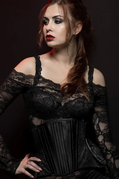 Жінка в чорному готичному костюмі — стокове фото