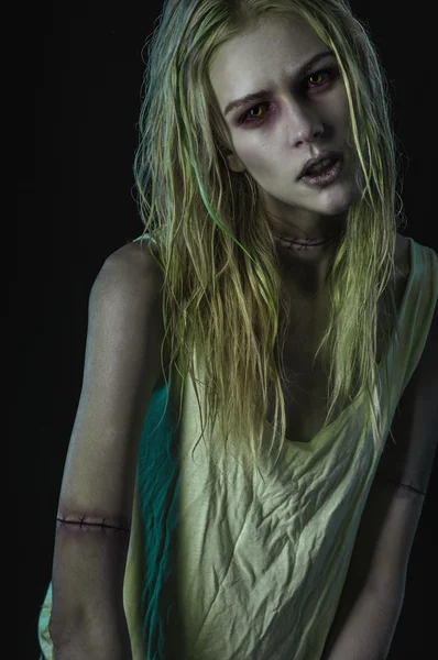 Blonde zombie vrouw — Stockfoto